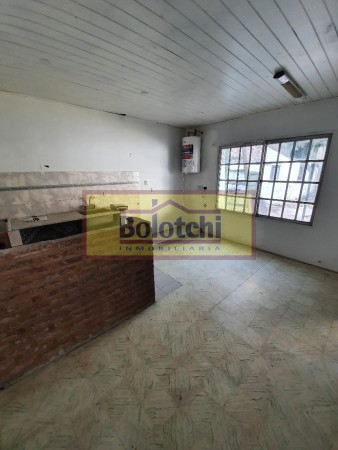 Excelente vivienda multifamiliar con local. Lote 330 m2. (Se escuchan ofertas)