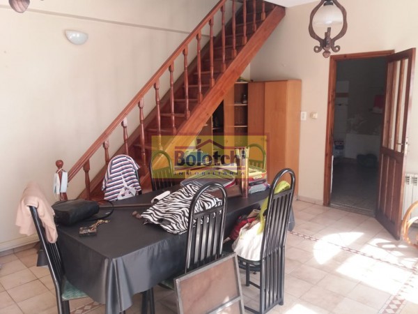 Casa en venta, 2 dormitorios, living-comedor, cocina, 2 baños, cochera y patio.Lote 212,60 m2.