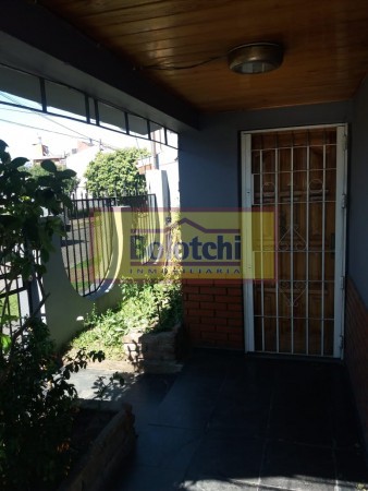 Casa en venta, 2 dormitorios, living-comedor, cocina, 2 baños, cochera y patio.Lote 212,60 m2.