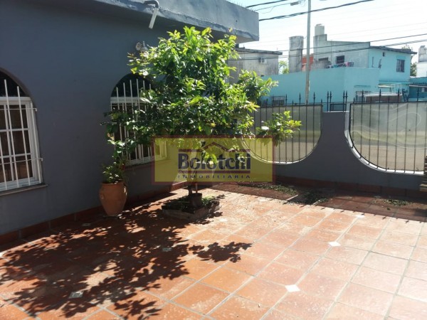 Casa en venta, 2 dormitorios, living-comedor, cocina, 2 baños, cochera y patio.Lote 212,60 m2.