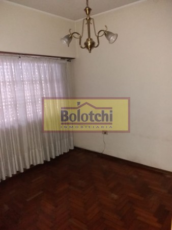 Casa en venta, 2 dormitorios, living-comedor, cocina, 2 baños, cochera y patio.Lote 212,60 m2.