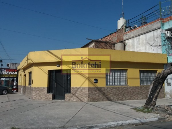 2 viviendas en venta sobre calle Lopez May esquina Ezeiza. Excelente ubicacion!!