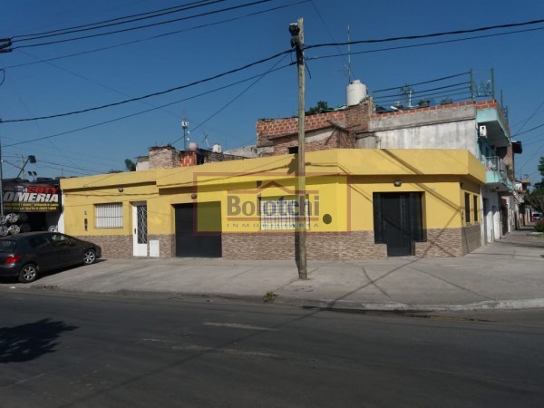 2 viviendas en venta sobre calle Lopez May esquina Ezeiza. Excelente ubicacion!!