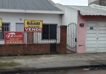 Vivienda multifamiliar sobre lote de 10 x 30 mts, 2 departamentos al frente y casa al fondo con garage.