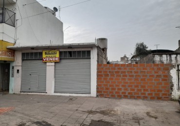 Local de 5 x 6 mts con baño y 2 persianas ciegas con puerta de escape, excelente lote 364,50 m2.-