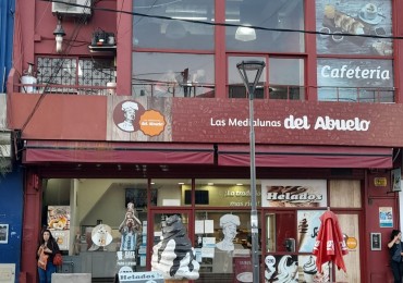 Excelente local comercial, sobre peatonal Honorio Luque a metros de Estacion de ferrocarril.