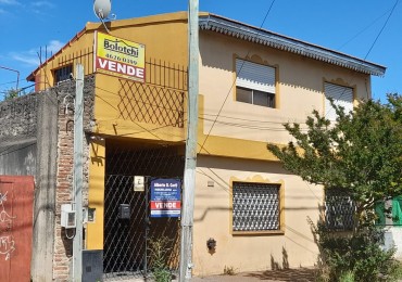 Casa en venta, 3 dormitorios, living-comedor, cocina, 3 baños, garage, fonfo con pileta y parrilla. Lote 300 m2