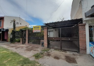 Casa en venta, 2 dormitorios, living-comedor, cocina, baño, garage para 2 autos.  Lote 10 x 36,80 mts.