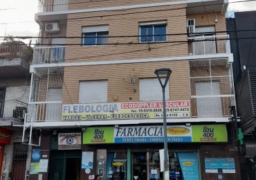 Oficina en pleno centro comercial de 40 m2 en 2° piso por ascensor con recepcion, baño y cocina.