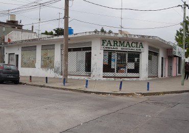 Excelente esquina con locales y departamentos. Ideal inversor!!!!