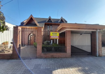 Casa en venta, 3 dormitorios, living-comedor, cocina, 2 baños, garage, fondo con pileta.