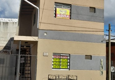 Departamento en alquiler. Laferrere Sur, 1 dormitorio, cocina-comedor, baño y patio.