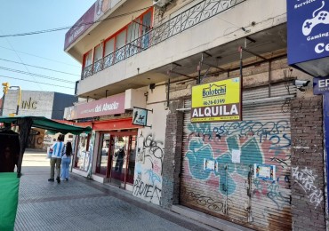 Local en alquiler, pleno centro sobre peatonal 60 m2 con baño y vidriera.