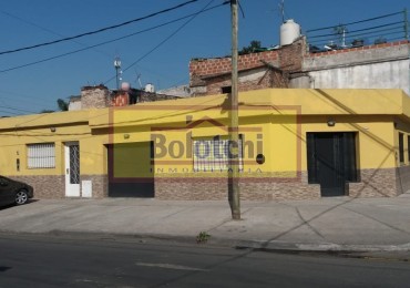 2 viviendas en venta sobre calle Lopez May esquina Ezeiza. Excelente ubicacion!!