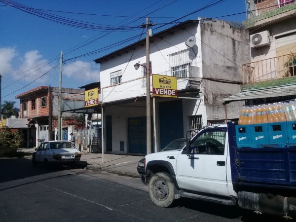 Local de 200 m2 + 4 departamentos en planta alta.Lote 10 x 30 mts.