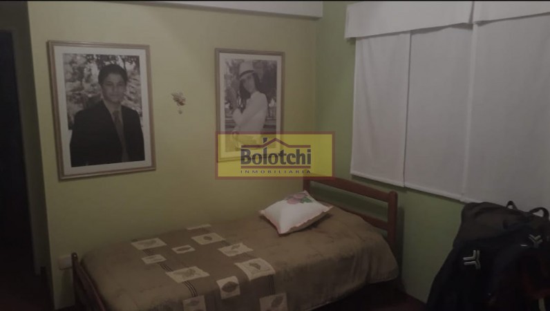 Chalet en venta, Ramos Mejia sobre calle Belgrano  N° 763, 7 ambientes lote 17,32 x 34,64 mts.