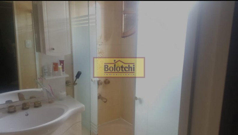 Chalet en venta, Ramos Mejia sobre calle Belgrano  N° 763, 7 ambientes lote 17,32 x 34,64 mts.