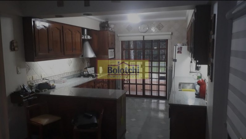 Chalet en venta, Ramos Mejia sobre calle Belgrano  N° 763, 7 ambientes lote 17,32 x 34,64 mts.