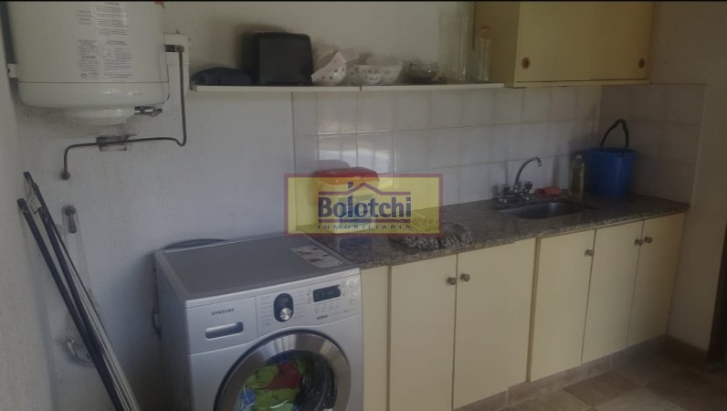 Chalet en venta, Ramos Mejia sobre calle Belgrano  N° 763, 7 ambientes lote 17,32 x 34,64 mts.