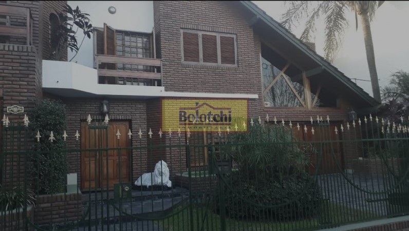 Chalet en venta, Ramos Mejia sobre calle Belgrano  N° 763, 7 ambientes lote 17,32 x 34,64 mts.