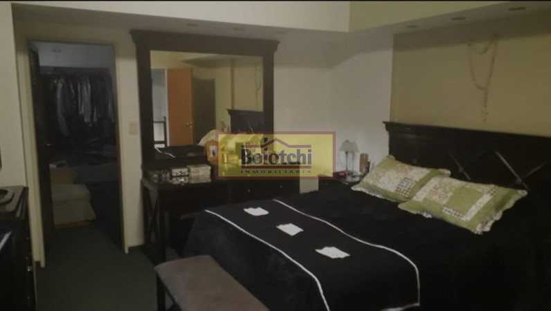 Chalet en venta, Ramos Mejia sobre calle Belgrano  N° 763, 7 ambientes lote 17,32 x 34,64 mts.