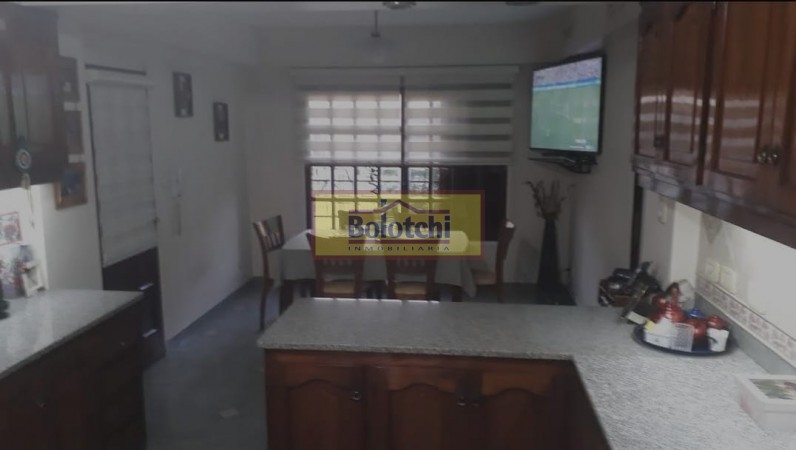 Chalet en venta, Ramos Mejia sobre calle Belgrano  N° 763, 7 ambientes lote 17,32 x 34,64 mts.