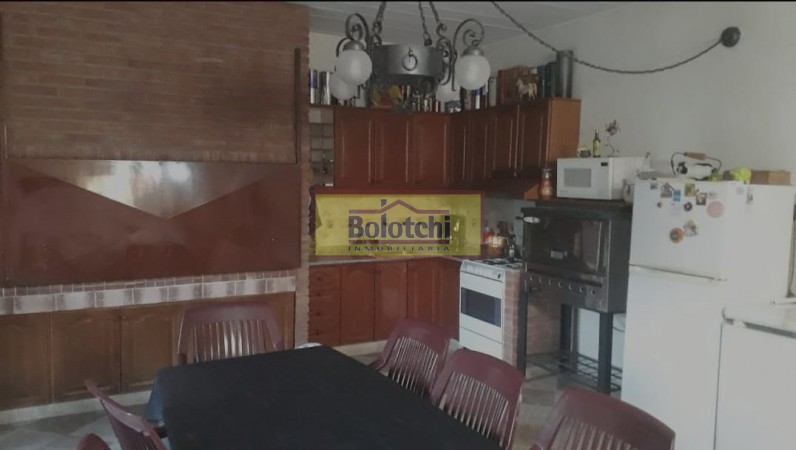 Chalet en venta, Ramos Mejia sobre calle Belgrano  N° 763, 7 ambientes lote 17,32 x 34,64 mts.