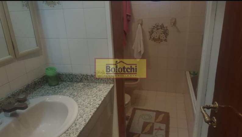 Chalet en venta, Ramos Mejia sobre calle Belgrano  N° 763, 7 ambientes lote 17,32 x 34,64 mts.