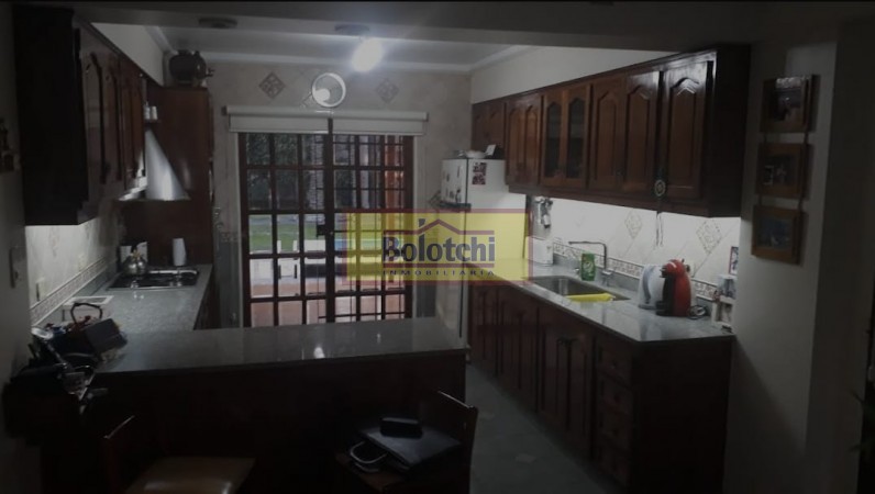 Chalet en venta, Ramos Mejia sobre calle Belgrano  N° 763, 7 ambientes lote 17,32 x 34,64 mts.