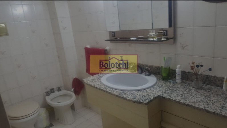 Chalet en venta, Ramos Mejia sobre calle Belgrano  N° 763, 7 ambientes lote 17,32 x 34,64 mts.