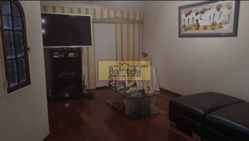 Chalet en venta, Ramos Mejia sobre calle Belgrano  N° 763, 7 ambientes lote 17,32 x 34,64 mts.