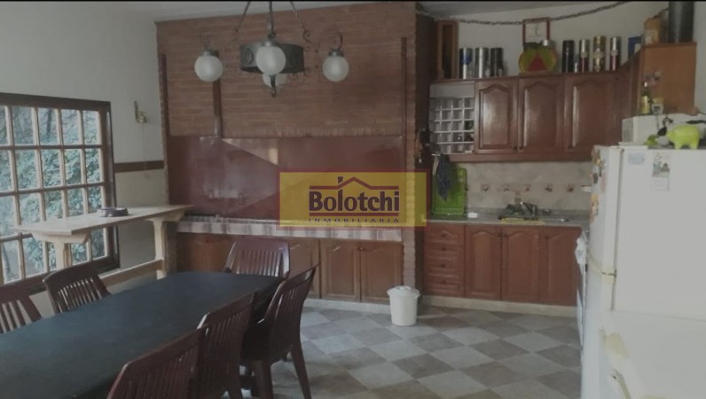 Chalet en venta, Ramos Mejia sobre calle Belgrano  N° 763, 7 ambientes lote 17,32 x 34,64 mts.
