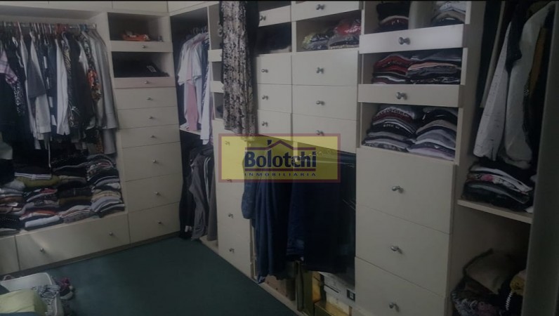 Chalet en venta, Ramos Mejia sobre calle Belgrano  N° 763, 7 ambientes lote 17,32 x 34,64 mts.