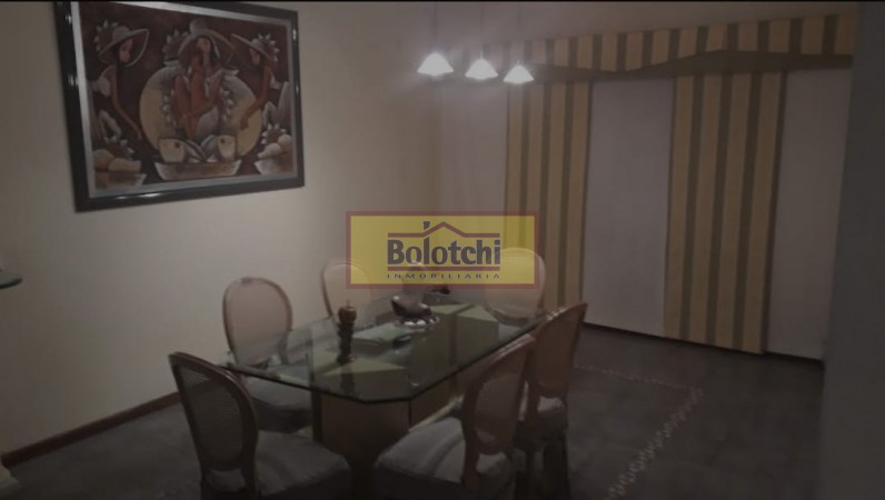 Chalet en venta, Ramos Mejia sobre calle Belgrano  N° 763, 7 ambientes lote 17,32 x 34,64 mts.