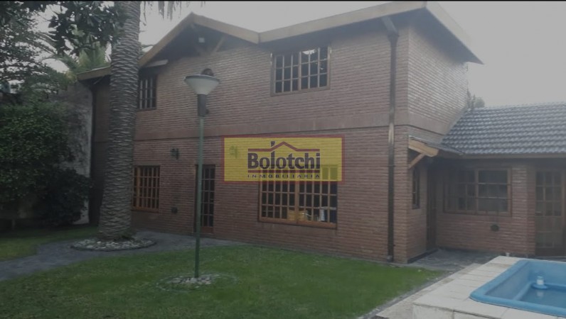 Chalet en venta, Ramos Mejia sobre calle Belgrano  N° 763, 7 ambientes lote 17,32 x 34,64 mts.