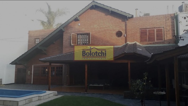 Chalet en venta, Ramos Mejia sobre calle Belgrano  N° 763, 7 ambientes lote 17,32 x 34,64 mts.