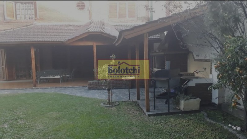 Chalet en venta, Ramos Mejia sobre calle Belgrano  N° 763, 7 ambientes lote 17,32 x 34,64 mts.